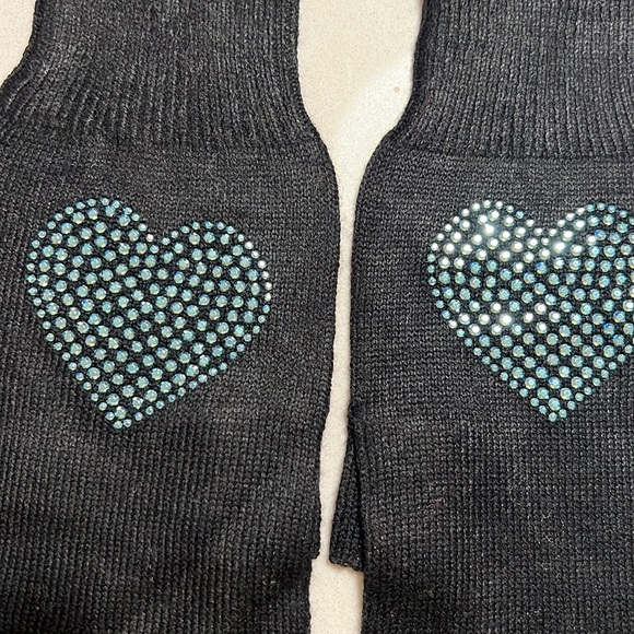 ME.N.U black with blue hearts hat/fingerless glove set - Picture 5 of 7